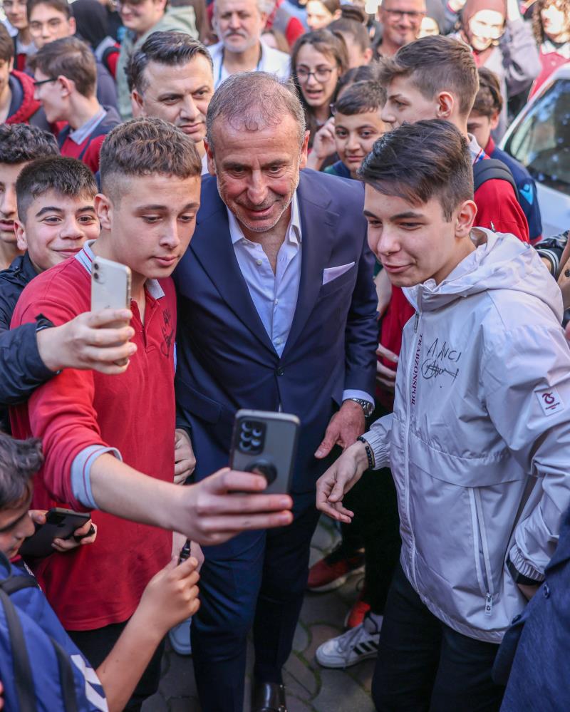 Trabzonspor Teknik Direktörü Abdullah Avcı öğrencilerle buluştu