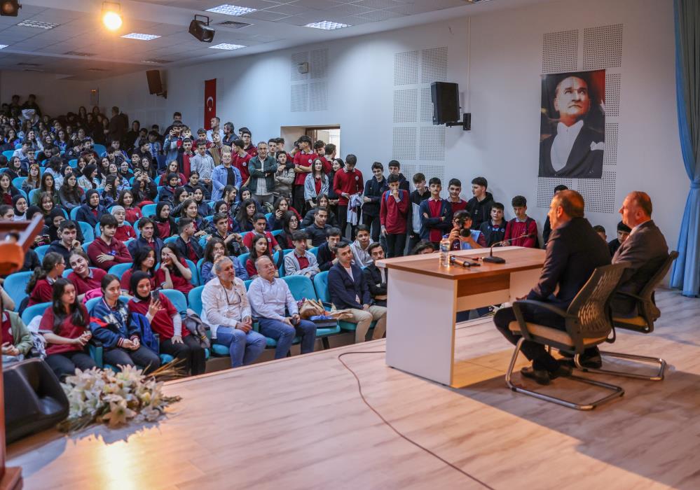 Trabzonspor Teknik Direktörü Abdullah Avcı öğrencilerle buluştu
