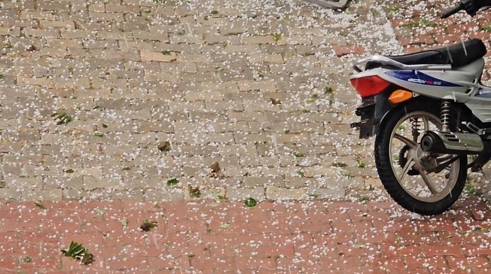 Bandırma'da şiddetli rüzgar ve dolu yağışı etkili oldu