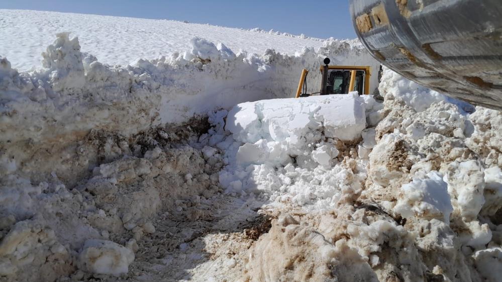 Hakkari Yüksekova'da karla mücadele çalışmaları devam ediyor