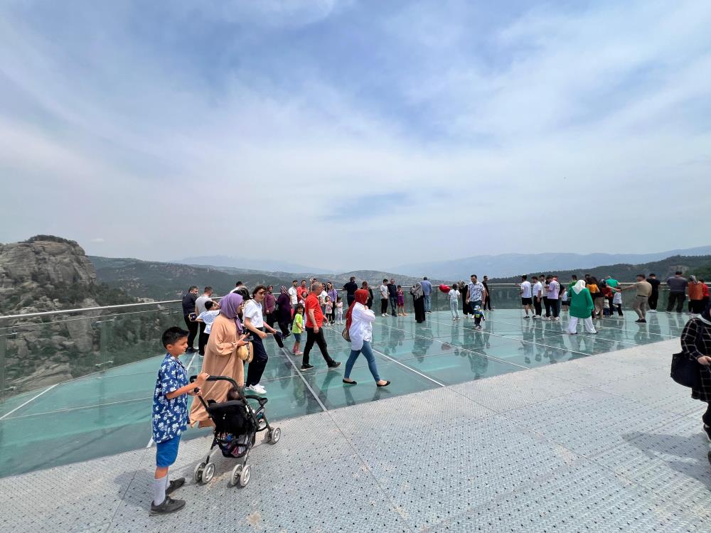 Ali Kayası Cam Teras hafta sonu ziyaretçi akınına uğruyor