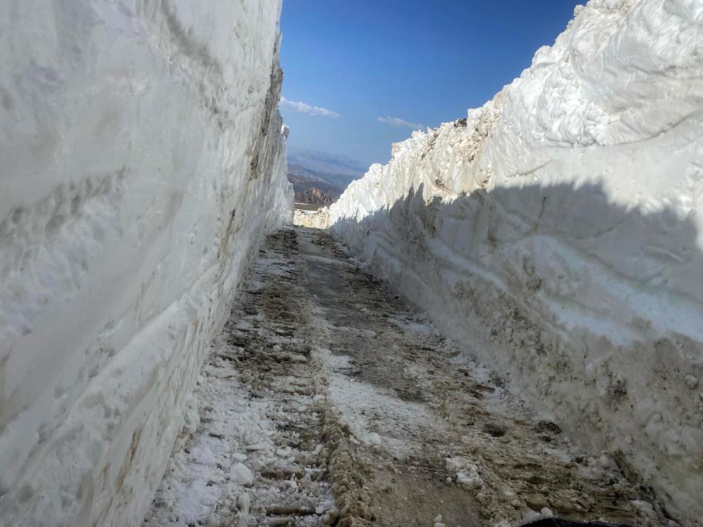 Hakkari'nin Yüksekova ilçesi'nde karla mücadele çalışmaları devam ediyor