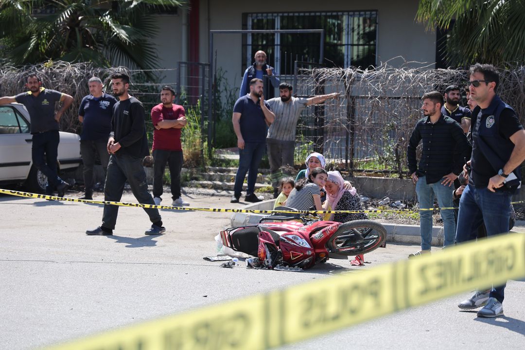 Adana'da Motosiklet Sürücüsü Feci Şekilde Can Verdi! Yakınlarının Feryadı Yürek Yaktı (4) Result