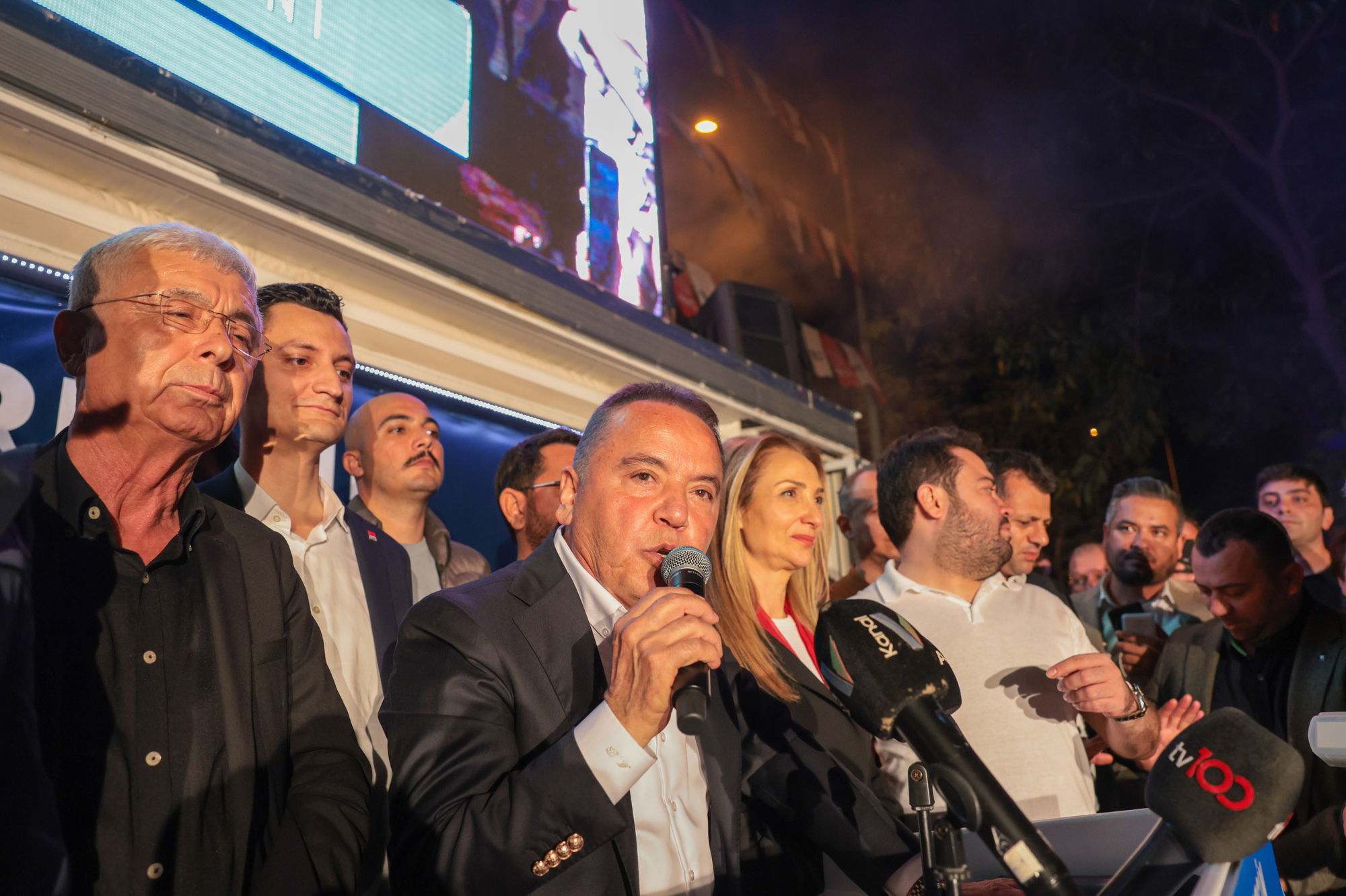 Antalya'da Muhittin Böcek ikinci kez Büyükşehir Belediye Başkanı seçildi