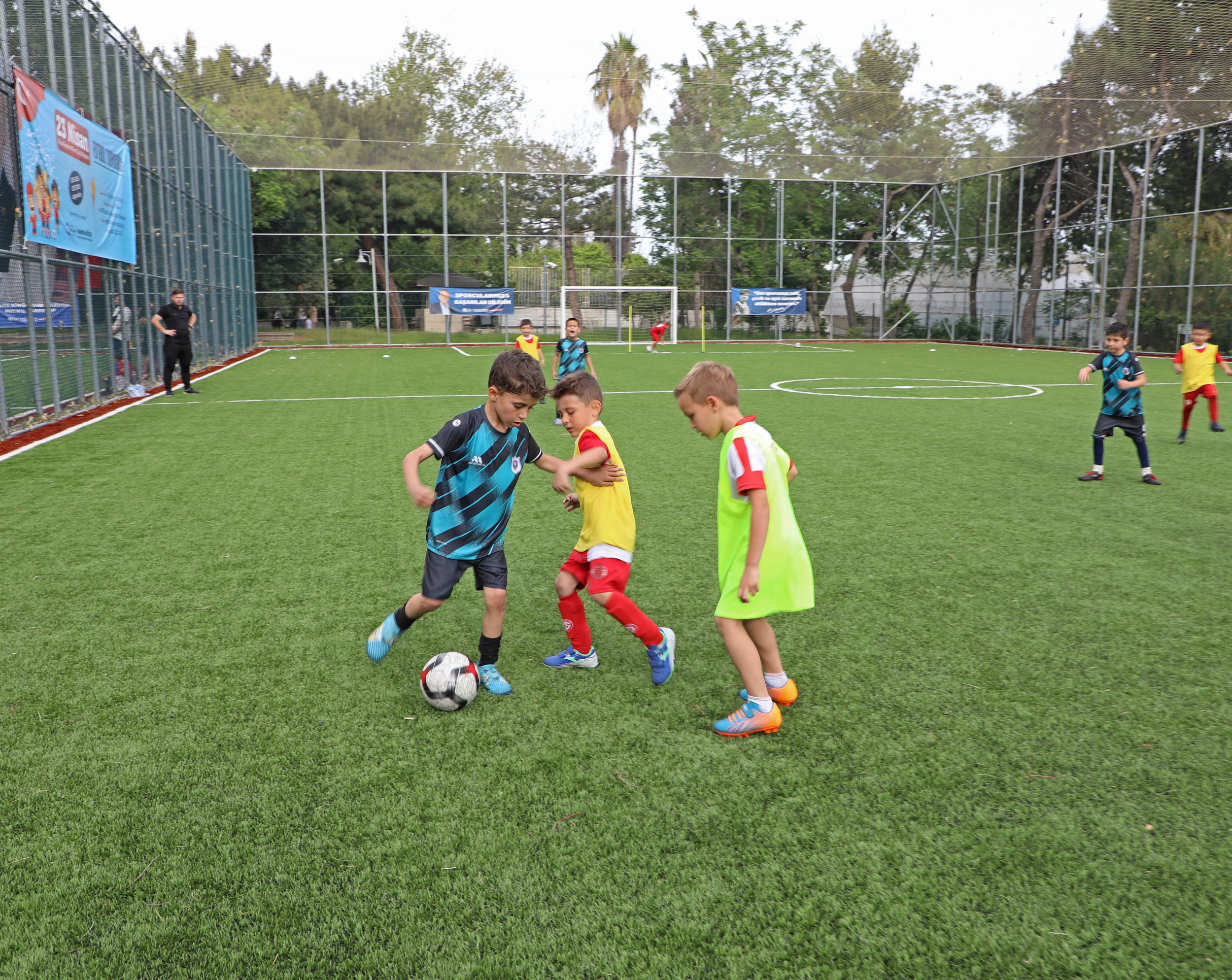 Antalya'da 23 Nisan futbol turnuvası minik sporcuları buluşturdu