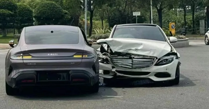 Xiaomi Su7 Sert Kayaya Çarptı! İlk Kazası Mercedes'le Oldu (3)-1