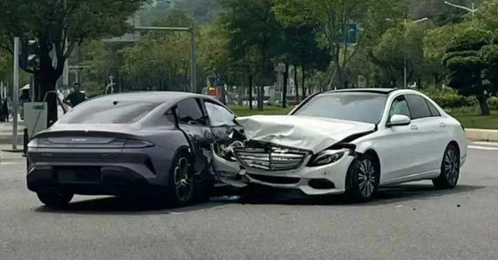 Xiaomi Su7 Sert Kayaya Çarptı! İlk Kazası Mercedes'le Oldu (3)-2