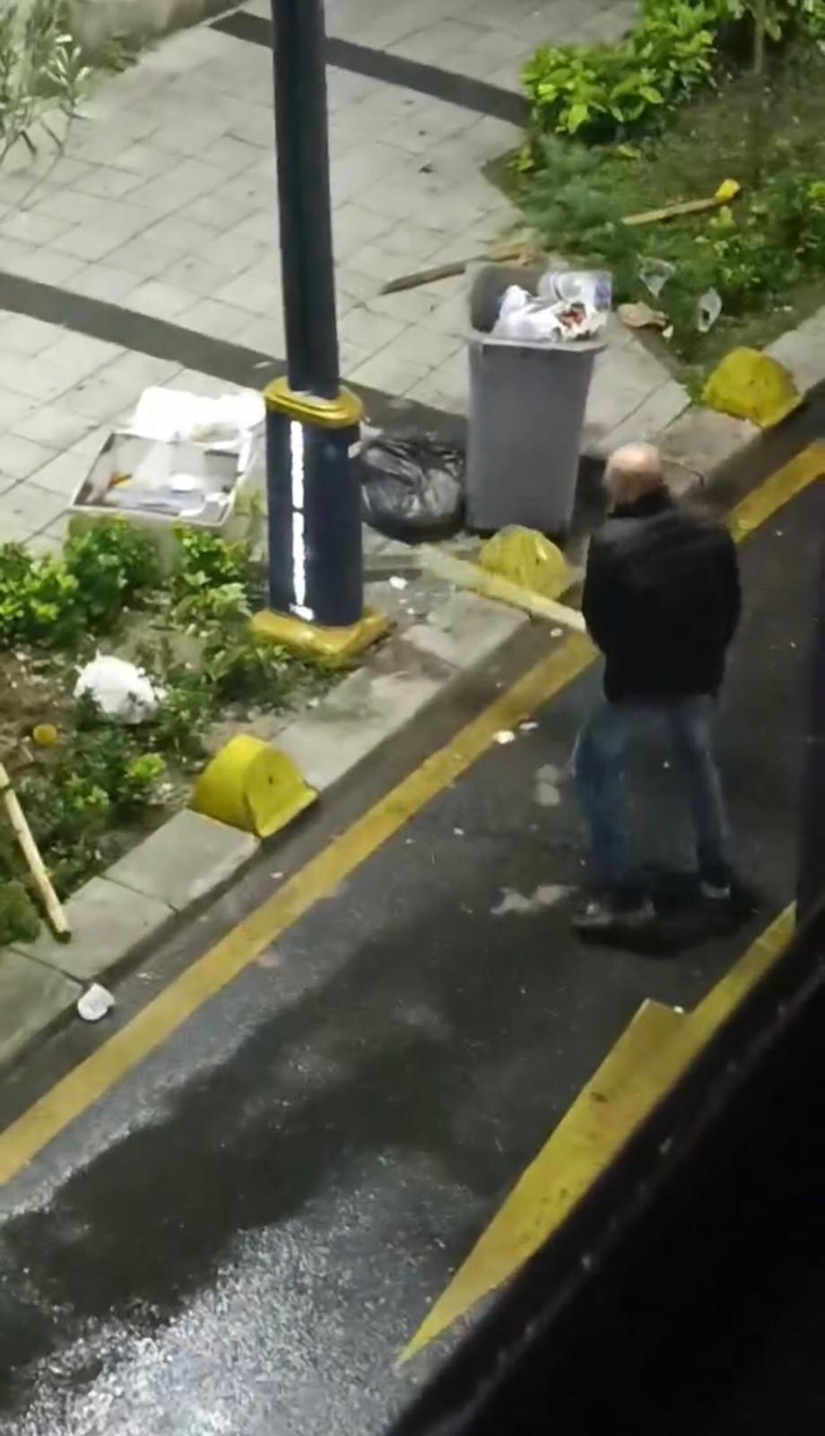 İstanbul'da Bir Şahıs Tahtaları Söküp Ağaçla Kavga Etti3