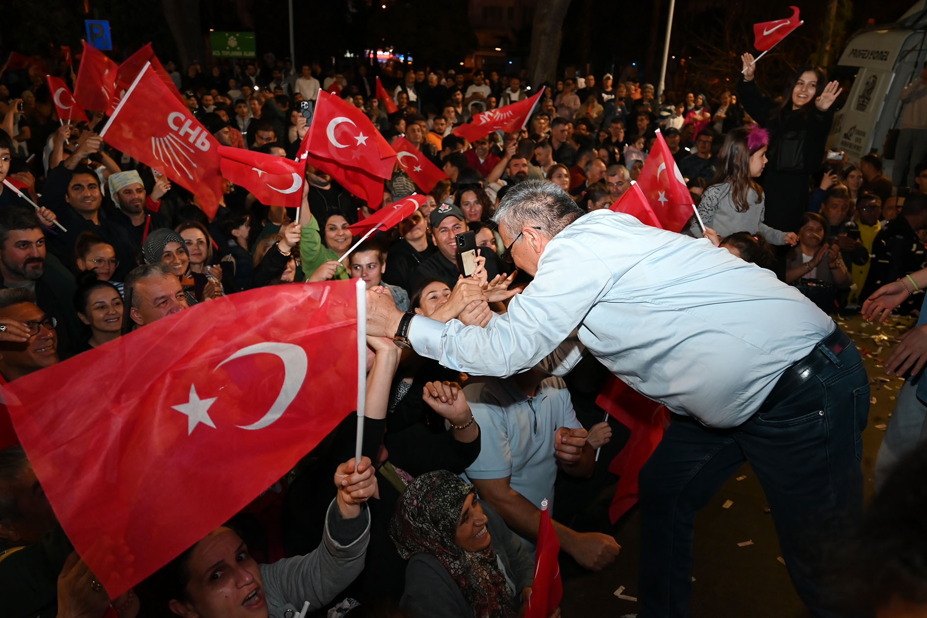 Kemer Belediye Başkanı Necati Topaloğlu seçim zaferini kutladı