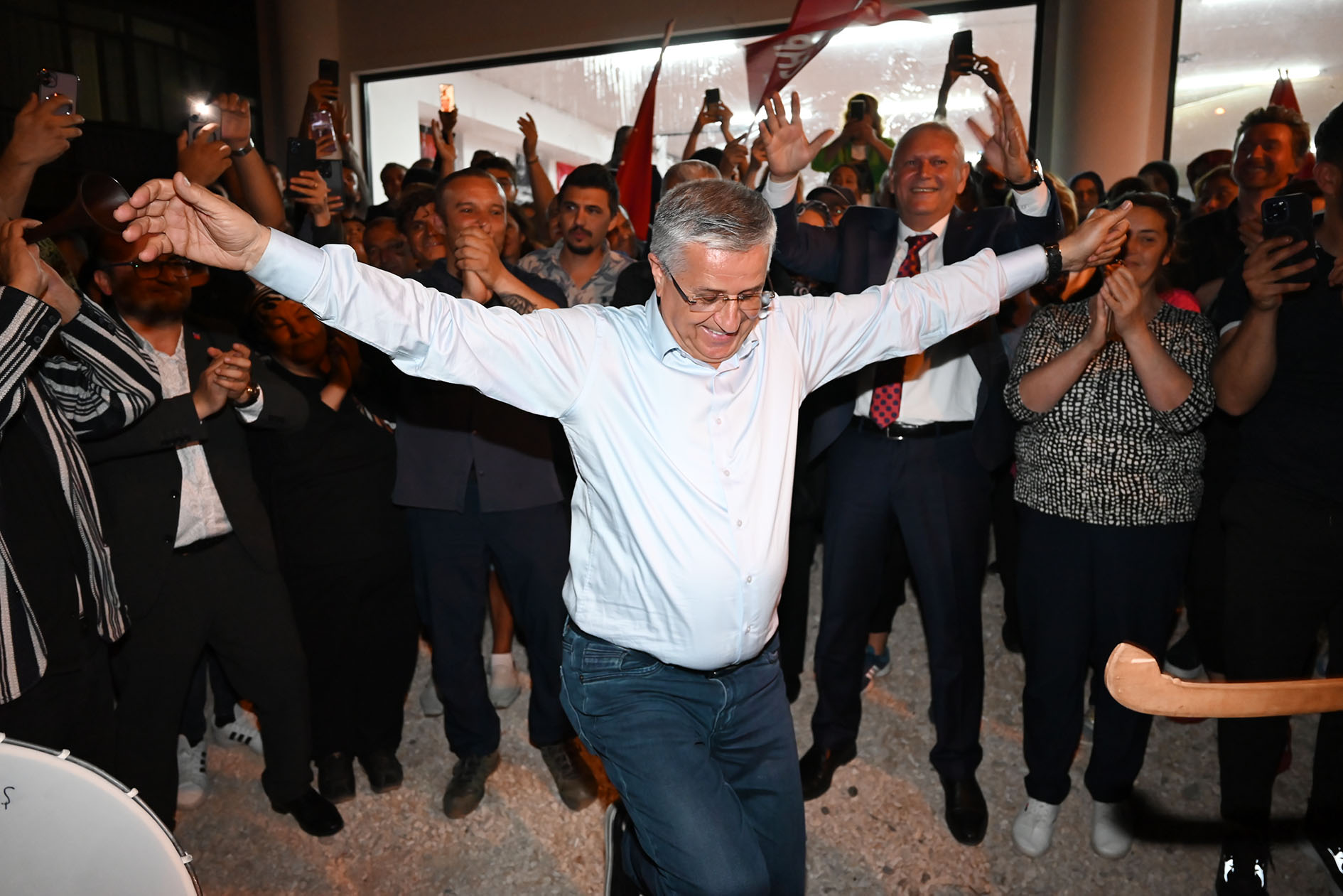 Kemer Belediye Başkanı Necati Topaloğlu seçim zaferini kutladı