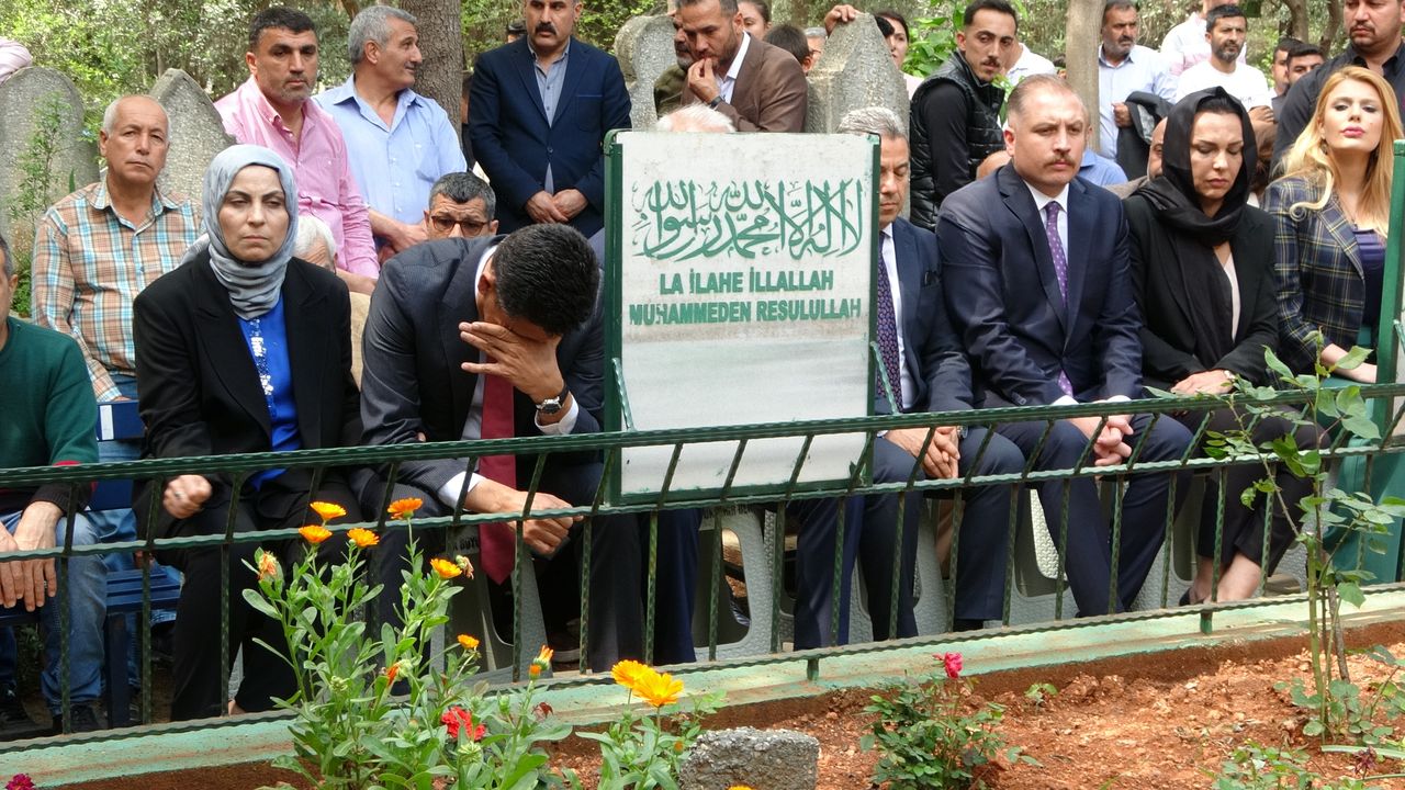 Kozan'da Başkan Mazbatasını Aldı Mezarlıkta Gözyaşı Döktü (2) Result