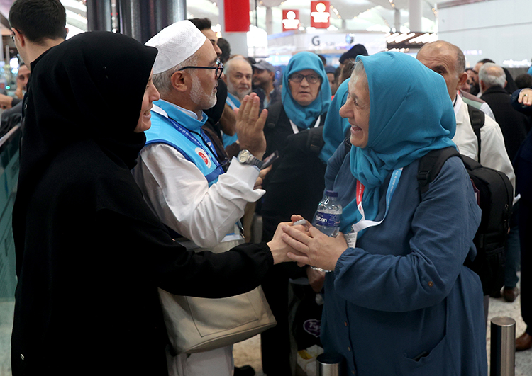 Hacı Adaylarının Uğurlanma Töreni İstanbul'da Gerçekleşti