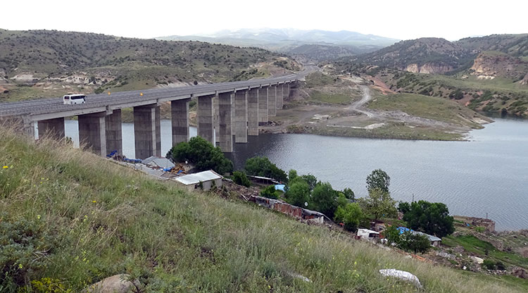 Karakurt Barajı'nda su seviyesi yükseldi: Köy yerleşim yeri suya gömüldü