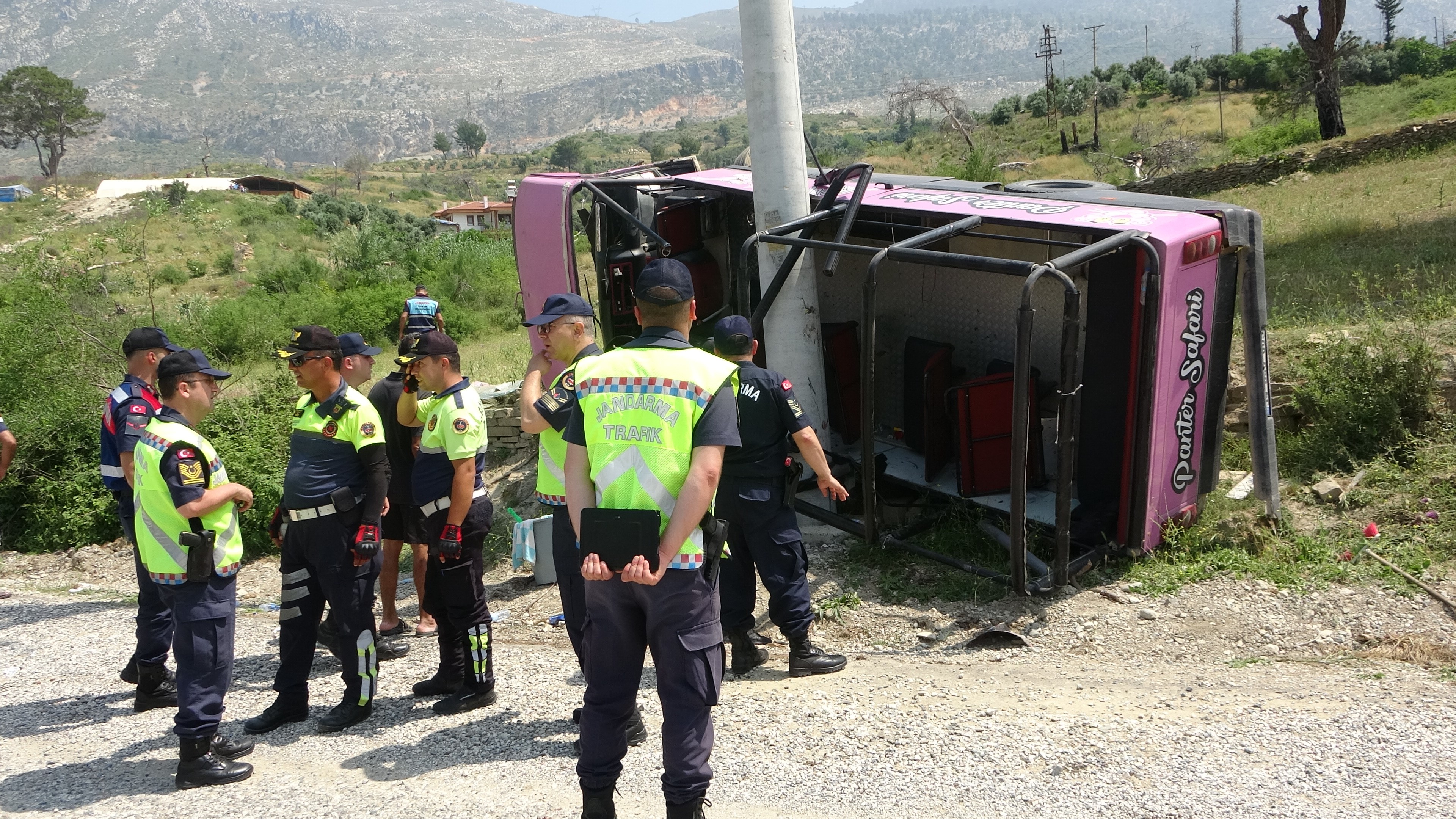 Antalya'da safari araçları çarpıştı: 15 yaralı