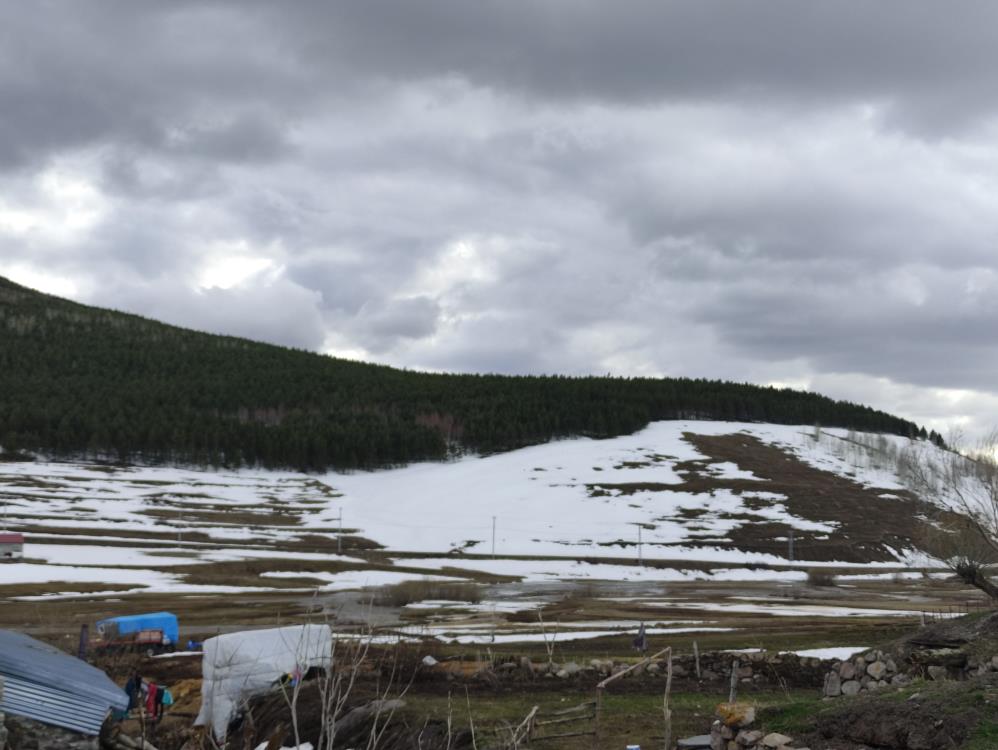 Ardahan’da iki mevsim bir arada: Yeşil ova ve karlı dağlar görsel şölen sunuyor