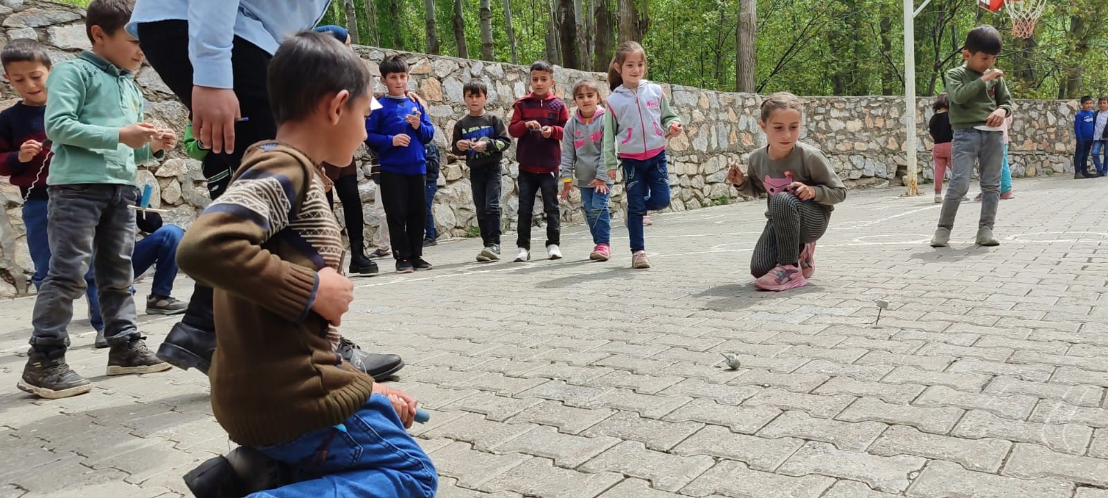 Köy çocukları kendi yaptıkları topaçlarla yarıştı