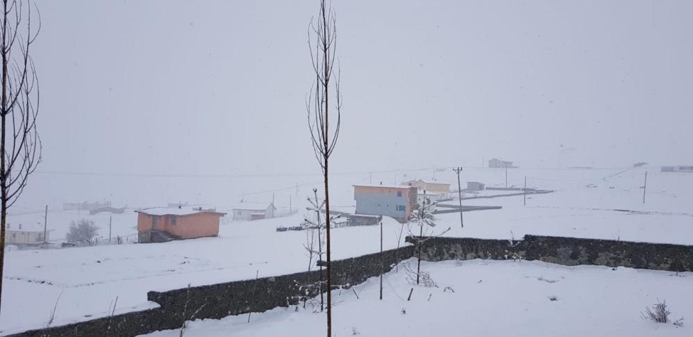 Bayburt'ta Mayıs ayında kar yağışı köyleri ve yaylaları beyaza bürüdü