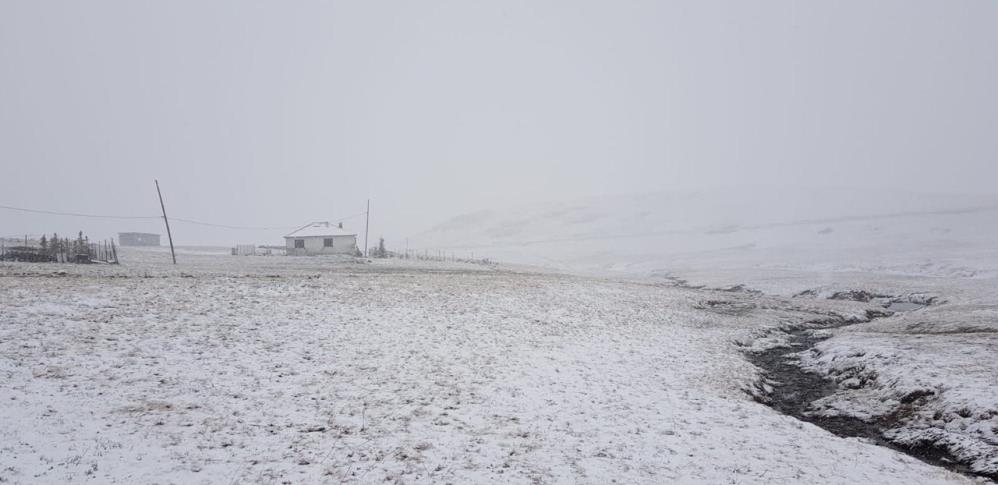 Bayburt'ta Mayıs ayında kar yağışı köyleri ve yaylaları beyaza bürüdü