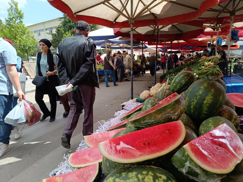 Eskişehir semt pazarlarında yaz meyveleri rengârenk boy gösterdi