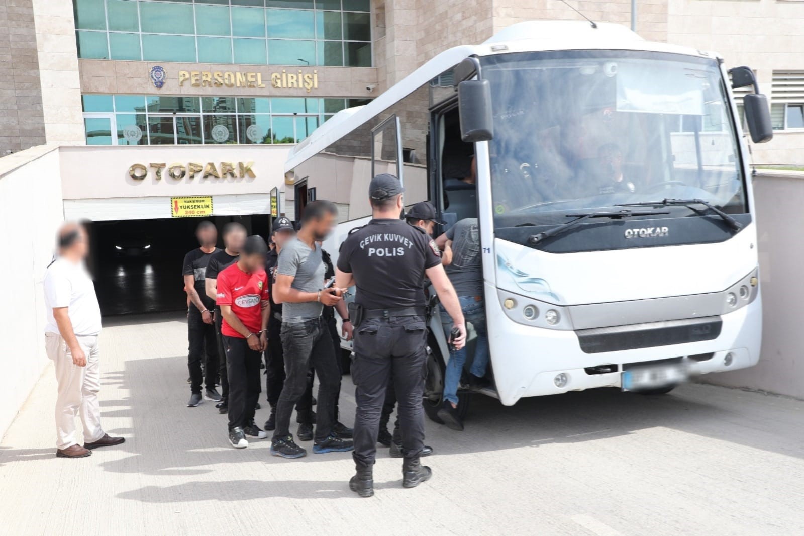 Antalya'da eş zamanlı operasyon: 160 aranan kişi yakalandı
