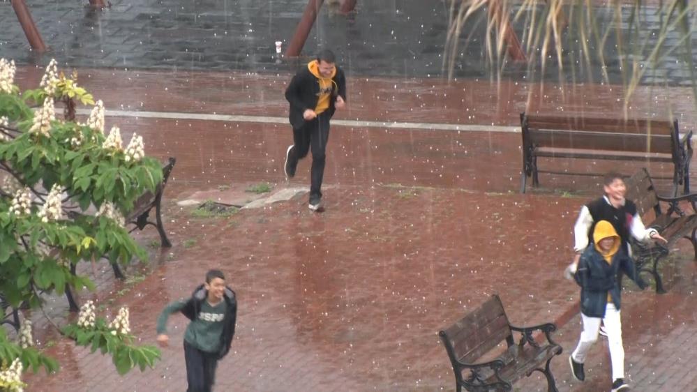 Samsun'da kısa süreli dolu yağışı hayatı olumsuz etkiledi