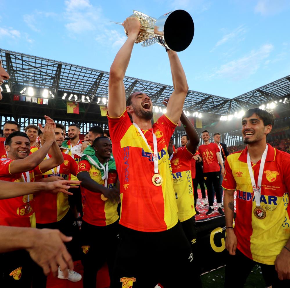 Göztepe Süper Lig’e yükselişini şampiyonluk kupasıyla kutladı