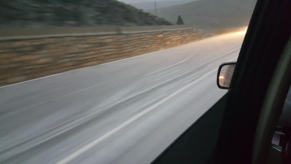 Erzincan'ı beyaza bürüyen dolu yağışı trafiği felç etti