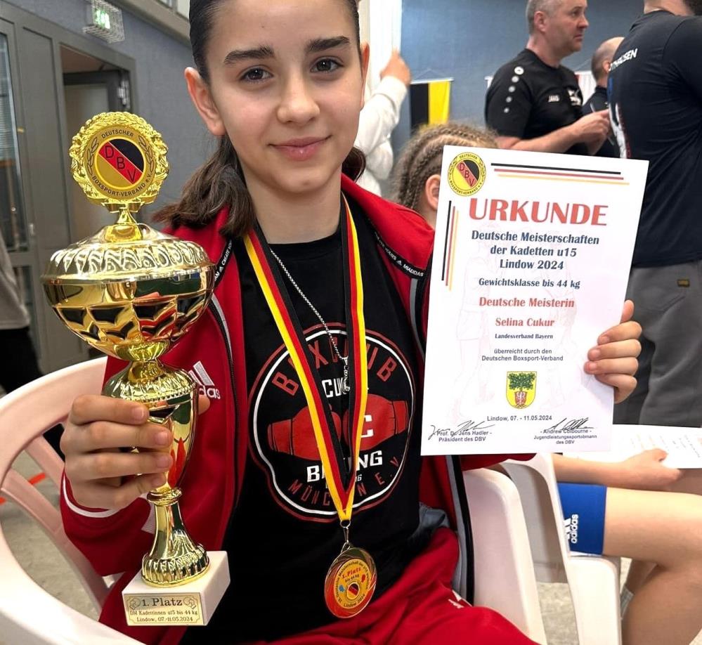 13 yaşındaki Selina Çukur Almanya Boks Şampiyonası'nda şampiyon oldu
