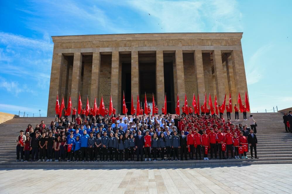 Gençlik ve Spor Bakanı Osman Aşkın Bak Anıtkabir'i ziyaret etti