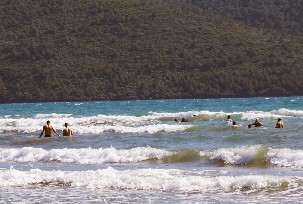 Muğla’da yaz sezonu açıldı: Vatandaşlar dalgalara rağmen denize girdi