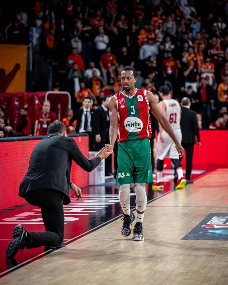 Karşıyaka Galatasaray'ı mağlup ederek play-off serisini 1-1'e getirdi