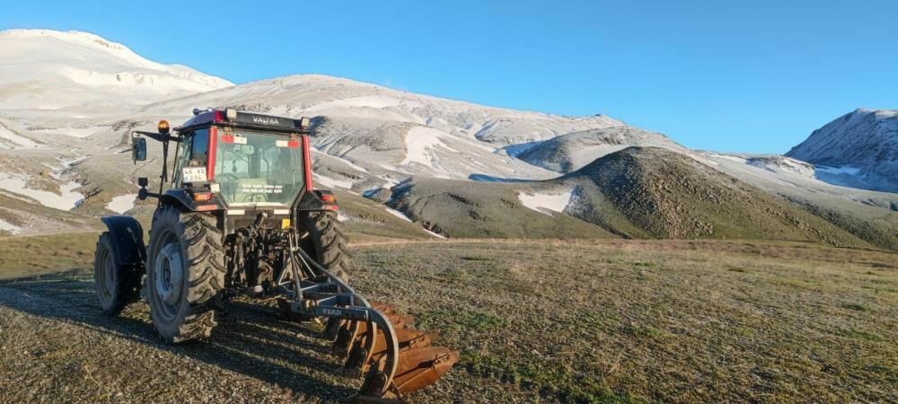 Bitlis’in görkemli zirvesi Süphan Dağı Mayıs ayında karla güzelleşti