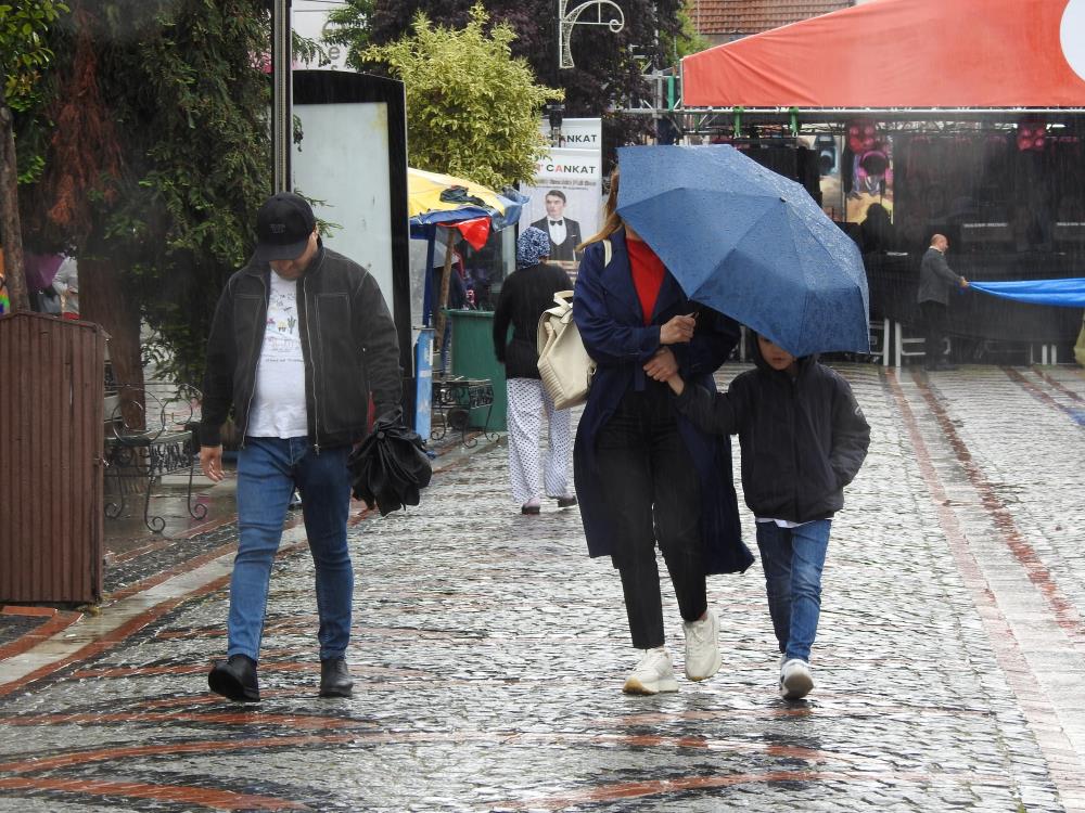 Edirne'de etkili sağanak yağış hayatı olumsuz etkiledi