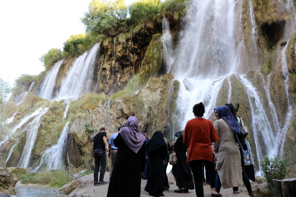 Erzincan’ın büyüleyici Girlevik Şelalesi yazın gelişiyle ziyaretçi akınına uğruyor