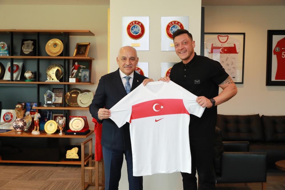 Mesut Özil TFF Başkanı Mehmet Büyükekşi'yi ziyaret etti