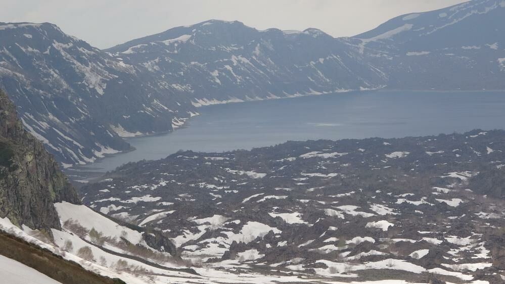 Nemrut Krater Gölü iki mevsimi bir arada yaşıyor