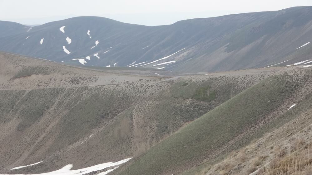 Nemrut Krater Gölü iki mevsimi bir arada yaşıyor