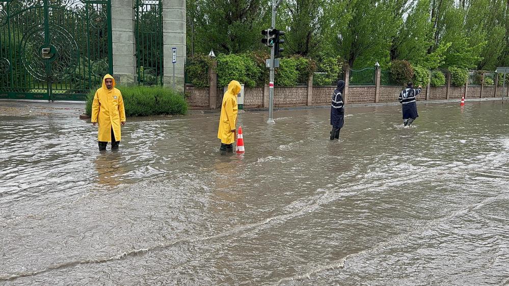 Eskişehir'de şiddetli yağış trafiği felç etti