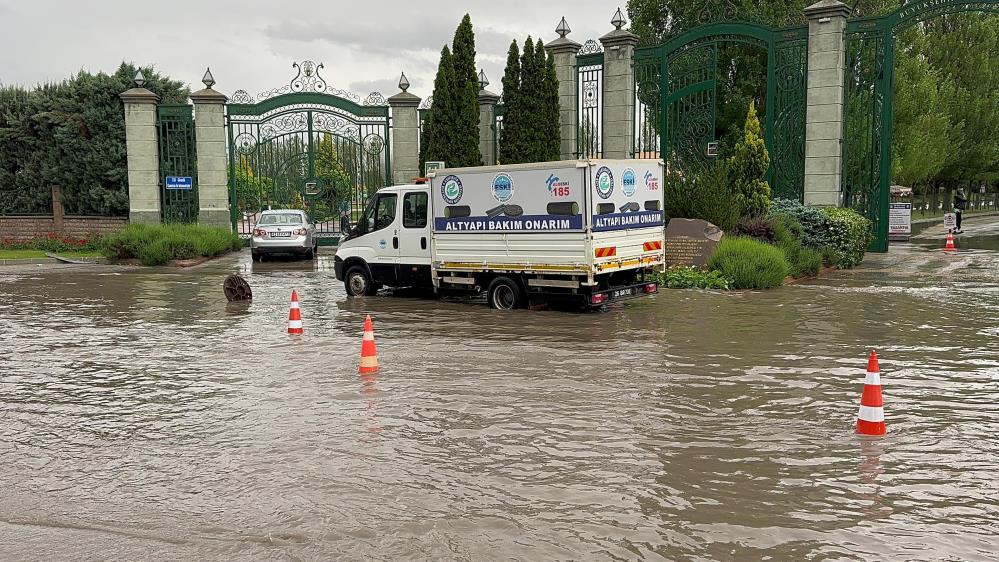 Eskişehir'de şiddetli yağış trafiği felç etti