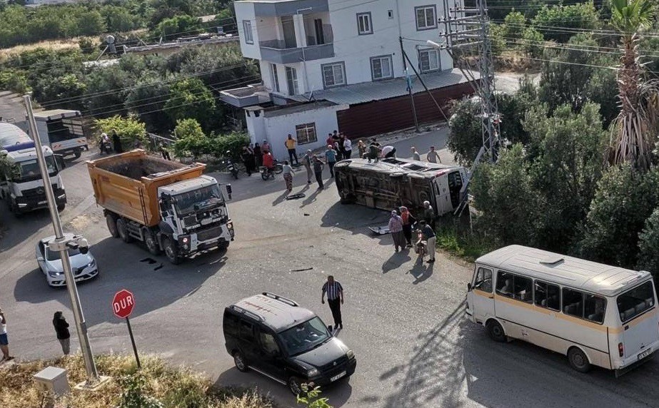 Mersin'de kamyon öğrenci servisine çarptı