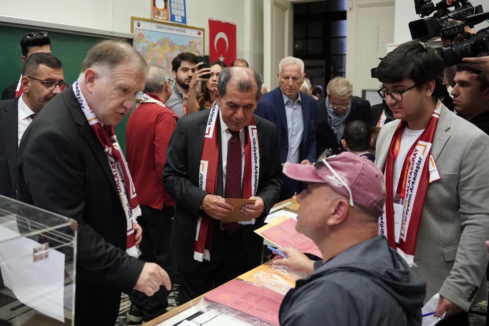 Dursun Özbek oy kullanma işlemini gerçekleştirdi
