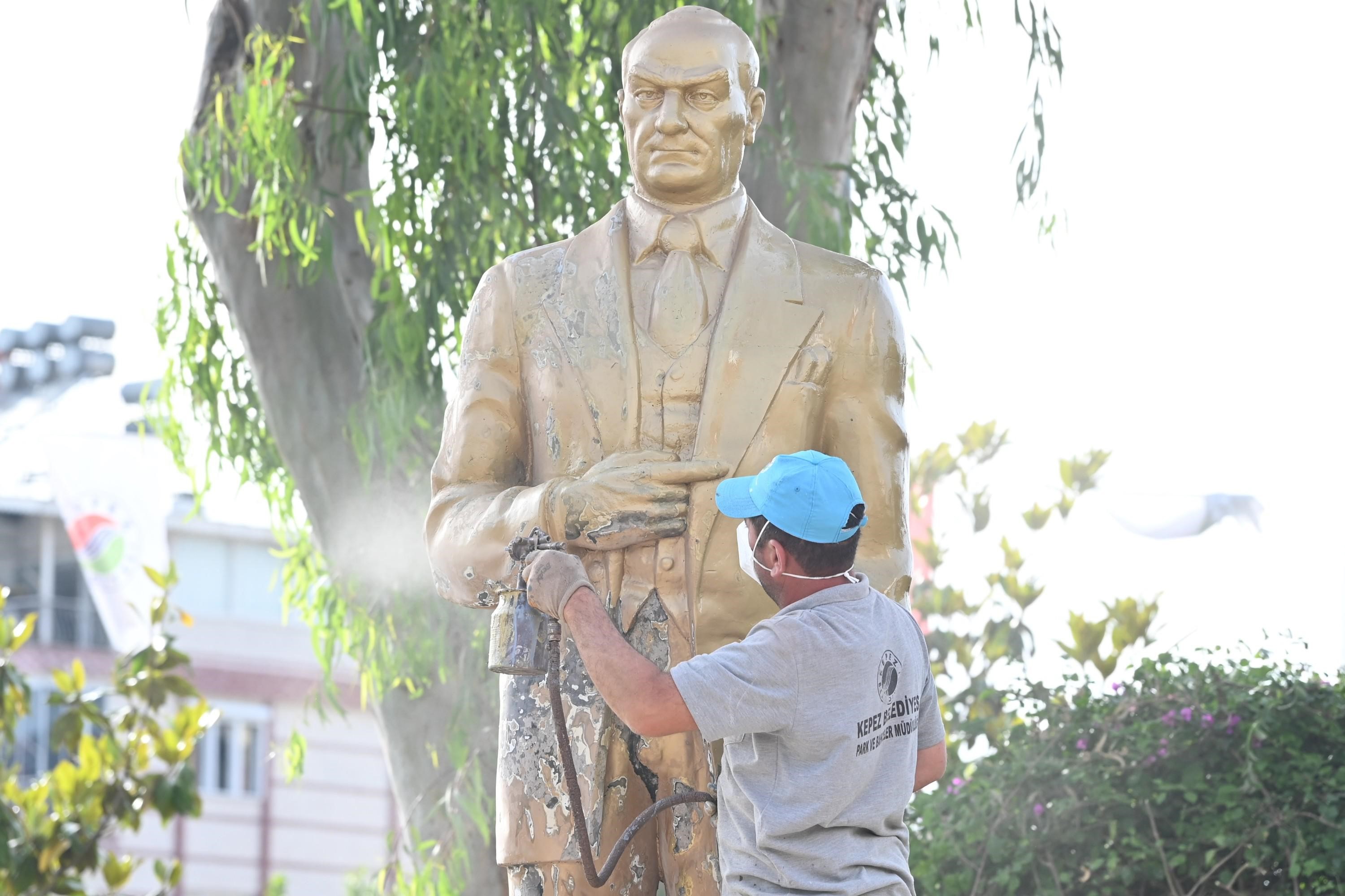 Kepez Belediyesi Atatürk Anıtı’nı bakıma aldı