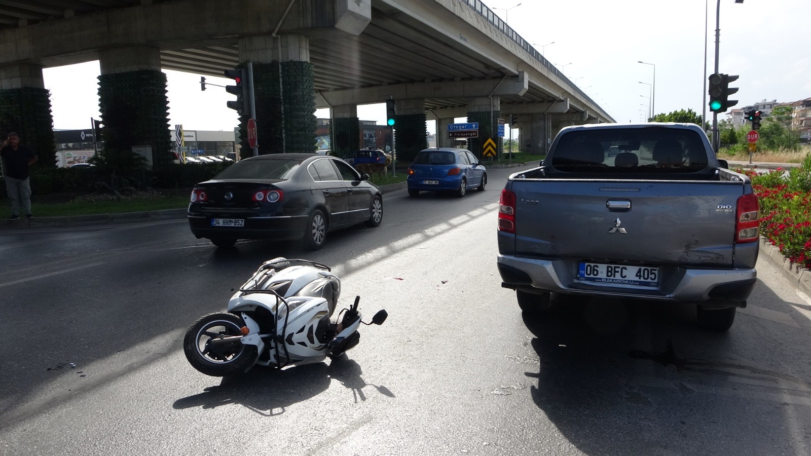 Manavgat'ta motosiklet kamyonete çarptı: 1 yaralı