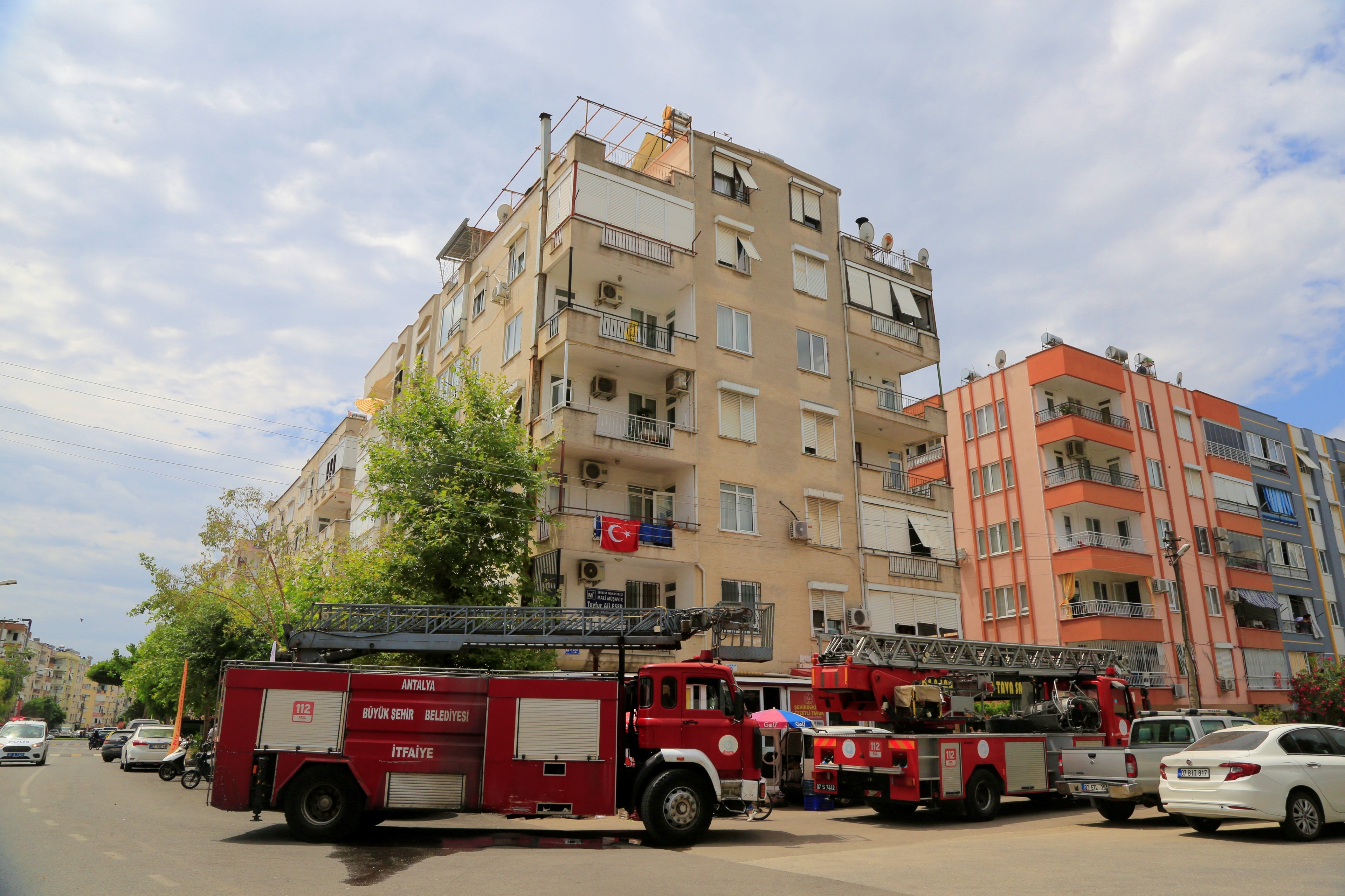 Antalya'da sinir krizi geçiren genç adam eşyalarını sokağa attı