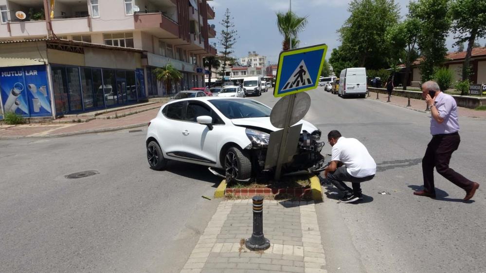 Manavgat'ta iki otomobil çarpıştı