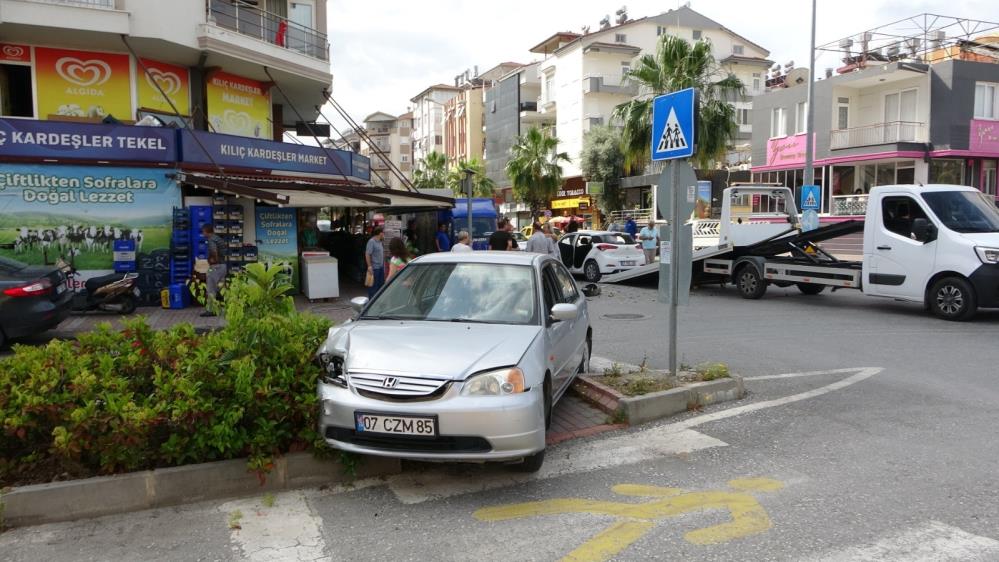 Manavgat'ta alkollü Litvanyalı sürücü kazaya karıştı