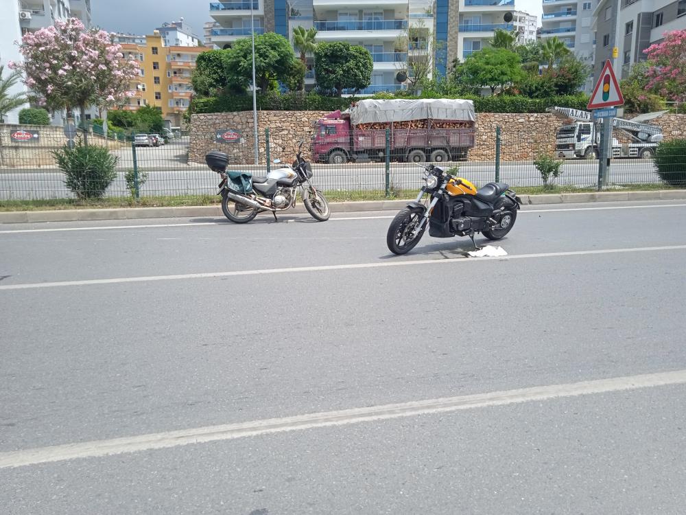 Alanya’da iki motosiklet çarpıştı