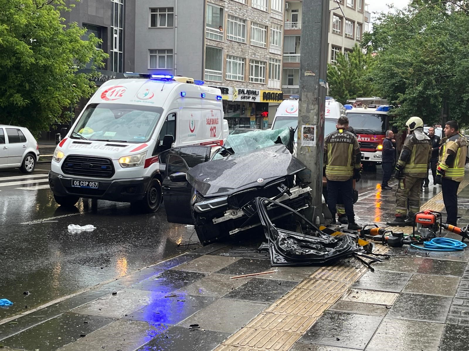 Ankara’da Kontrolden Çıkan Araç Direğe Çarptı3