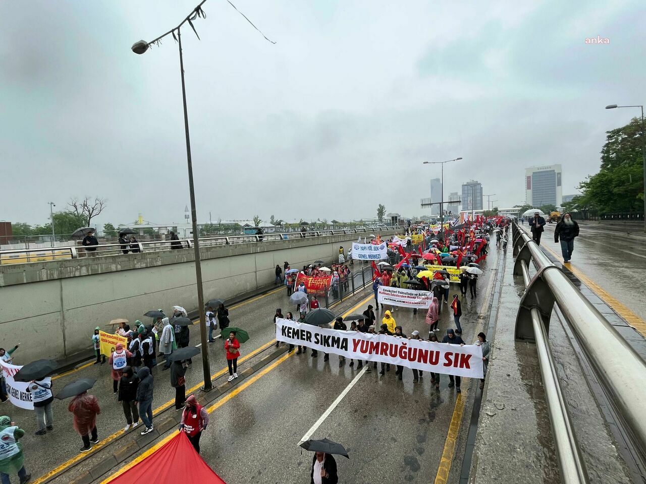 Ankara'da yağmur altında 1 Mayıs: İşçiler Tandoğan Meydanı'na yürüyor