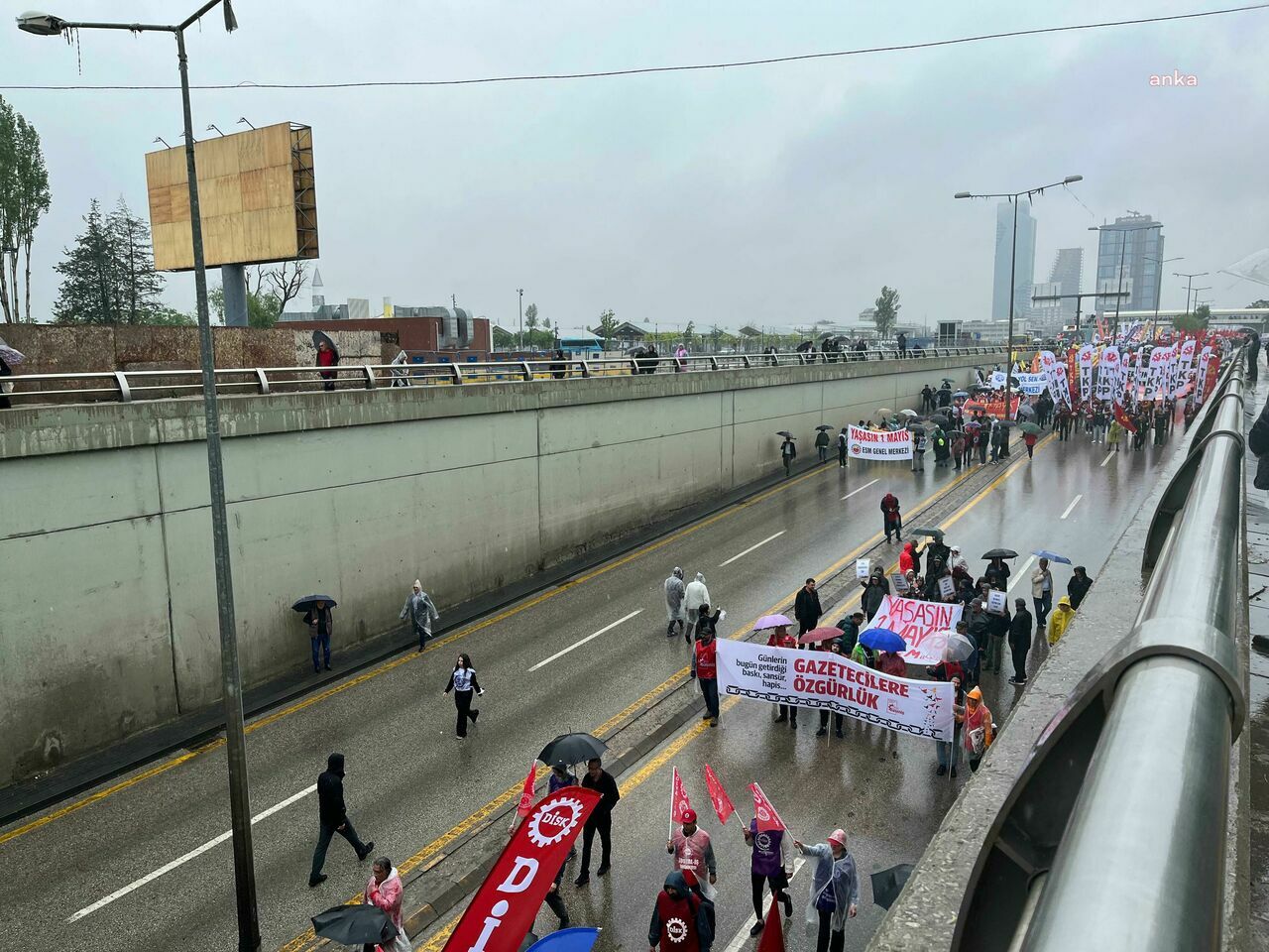 Ankara'da yağmur altında 1 Mayıs: İşçiler Tandoğan Meydanı'na yürüyor